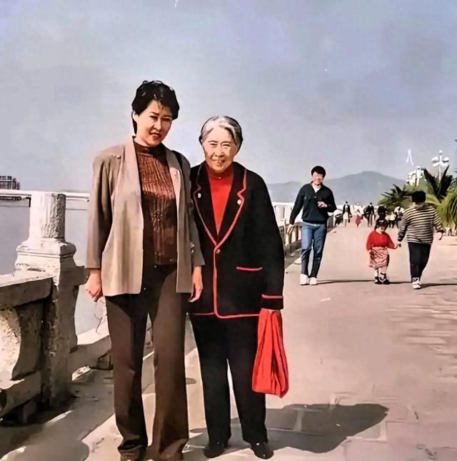 刘少奇夫人王光美与女儿刘亭亭罕见同框，母女相伴 画面温馨而珍贵