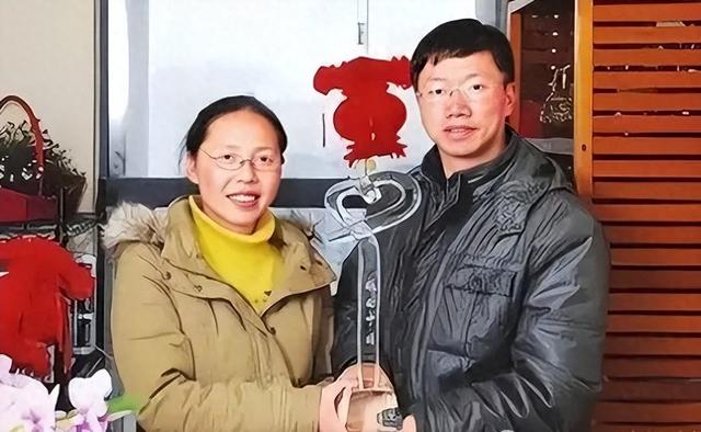 四川教师以旅行设局留任，妻子反转表态：“你该待一辈子！”