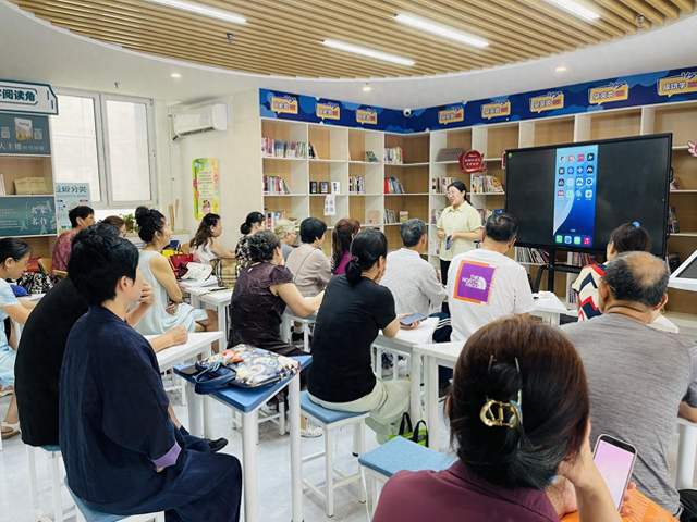 皇姑区陵东街道未来社区开展智能手机应用公开课