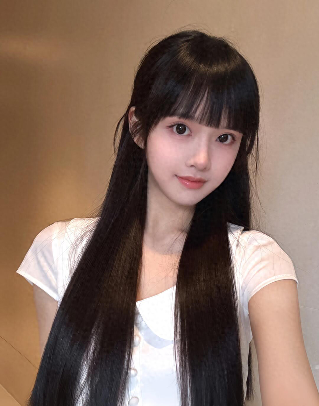 适合女学生的短发型简述（校园美女自拍到底是直发还是卷发适合我）