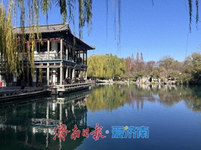 阳光洒满五龙潭 初冬景致引市民打卡休闲