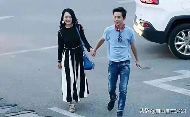 51岁的何炅，牵手54岁的杨钰莹，年过半百的俩人，画面温馨