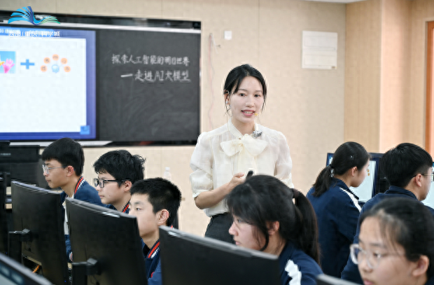 重庆市第一实验中学校两名老师被评为中央电教馆人工智能教育培训师