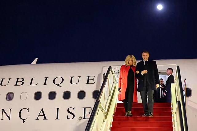 法国总统携夫人访华，72布丽吉特两套衣服干练减龄，展显女人魅力