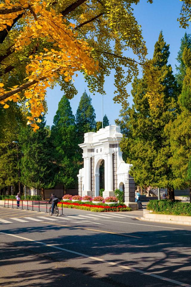 北京最被低估的赏秋地，一定是庄重又典雅清华大学