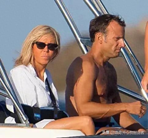 马克龙和妻子海边照	，他和她身材一般般，但他们的爱情外人看不懂