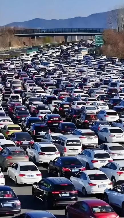 堵车18小时：我们不是在度假，在献祭一场全国统一的“行为艺术”