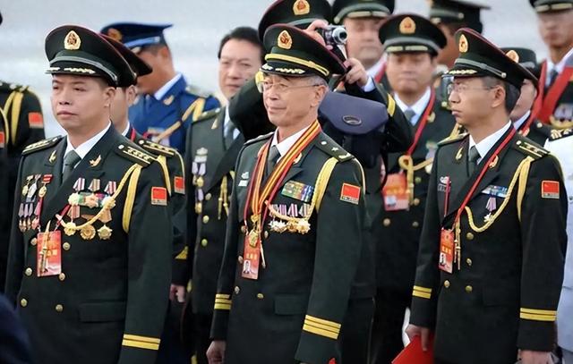 被央视怒批、德不配位，脑袋空空，难怪阅兵从不邀请“流量”明星