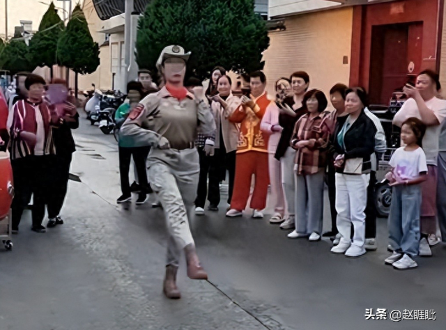 93受阅女兵，踢正步参加婚礼被骂，网友：穿这套衣服是几个意思？