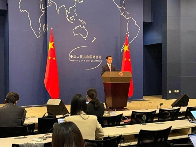 美国出重拳！H1B政策让全球知识分子遇冷，中国一招迎来转机