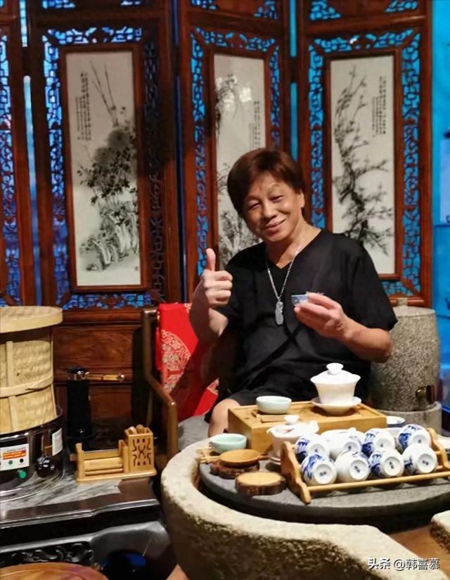 梁小龙去世，死因成谜	，狂发生前视频，承认婚内出轨，妻子很漂亮