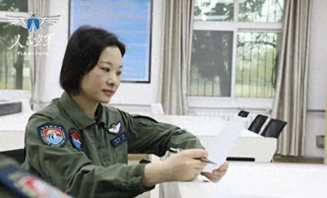 阅兵女机长身份曝光！私生活被扒牺牲太大，老公不简单，央视点名