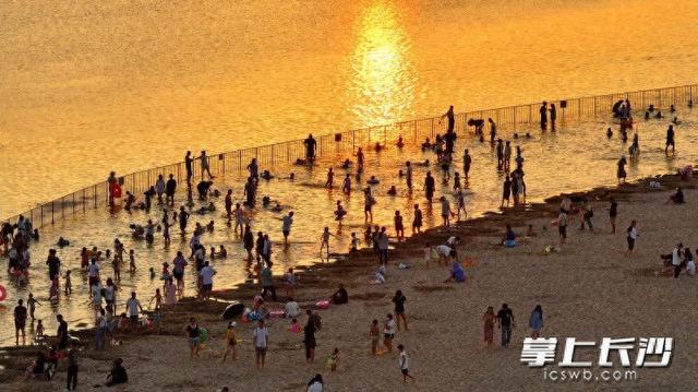 组图｜松雅湖金沙银滩：落日熔金里的人间烟火