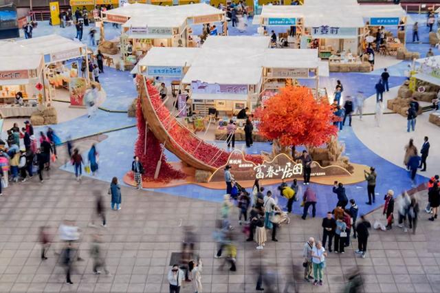 一幅“深秋的富春山居图”，“空降”上海黄浦江畔