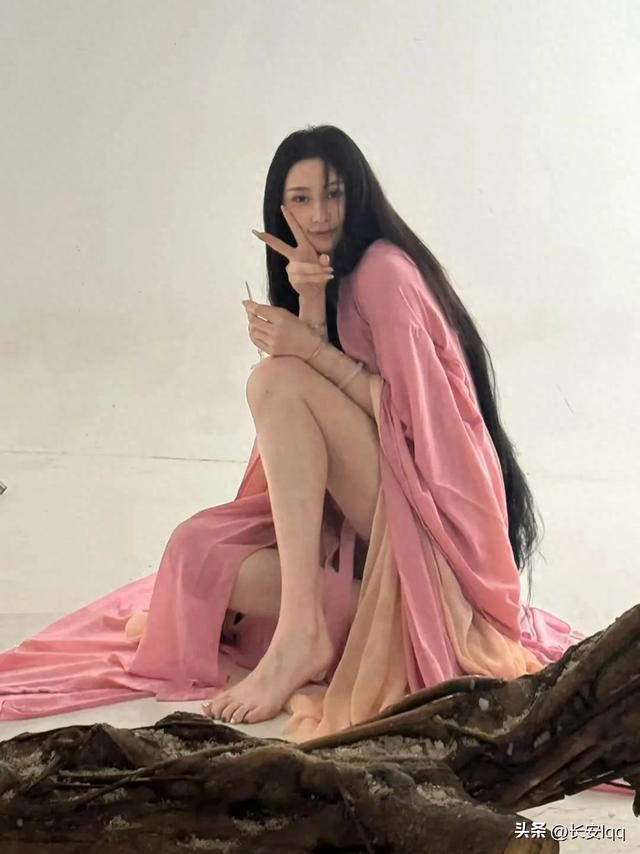 最美运动员击剑秦雪近照这脚怎么这么大？这不合理吧