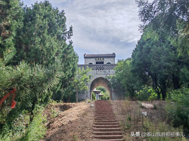 泰安西藏着一座“小泰山”，耗资1000万元打造，是自驾休闲好去处