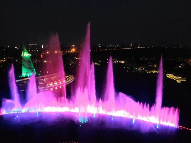 郑州绿博园开启“白+黑”畅玩模式