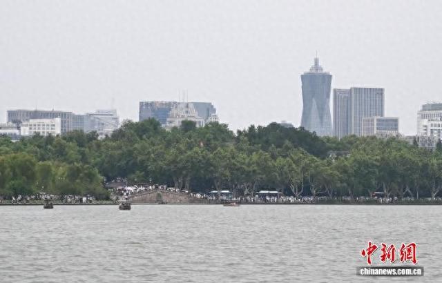 浙江杭州：民众游西湖享夏日时光