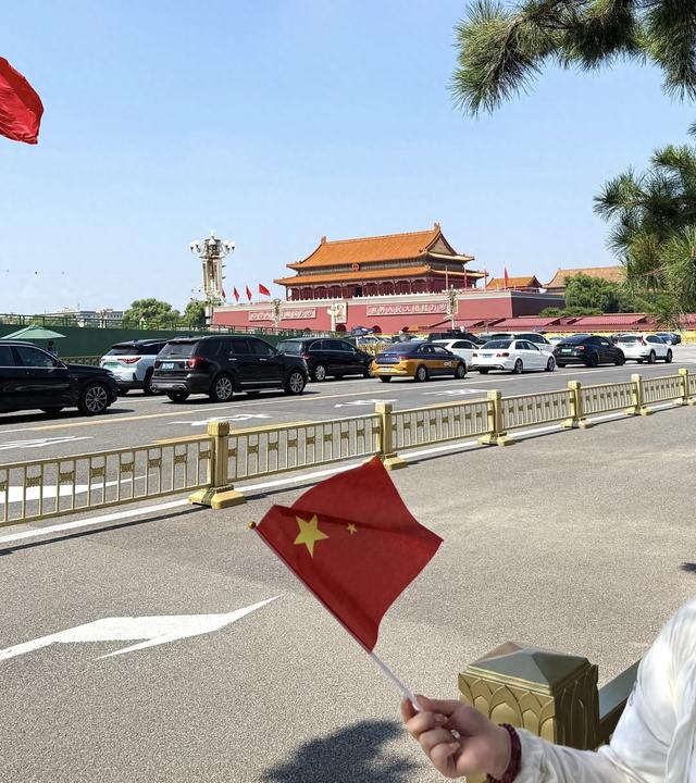 天安门广场已经布置好了，8万只气球与8万羽和平鸽将同时腾空