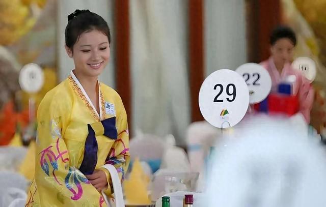 朝鲜国宴上都有啥菜：七彩鳟鱼芥末炖、蟹肉炒松茸，吃完还有好礼