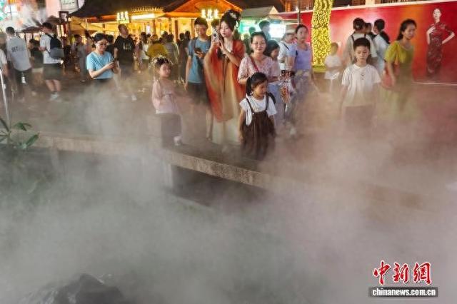 南京城南老街入夜人气旺