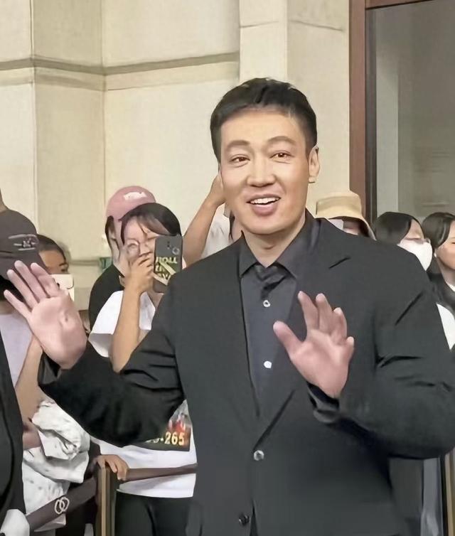 辛柏青现身大孤山为亡妻祈福，苍老消瘦被女儿搀着，李乃文也在