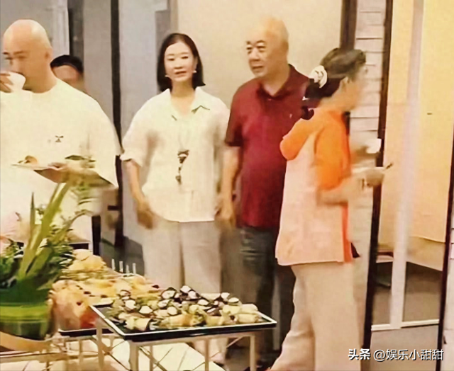 宋祖英私下聚会照曝光，穿棉麻衣、短发造型让人惊艳！