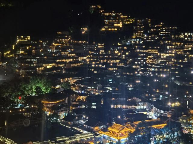 七绝·题千户苗寨夜景