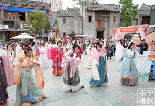 青砖黛瓦间衣袂翩跹，南宁这场汉服游园会让你“梦回盛唐”