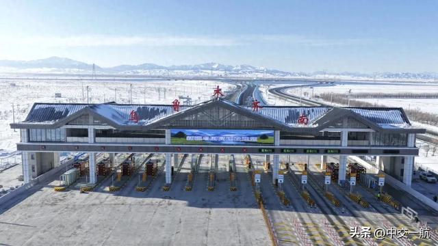 沿着高速，邂逅天山南北的绝色风光