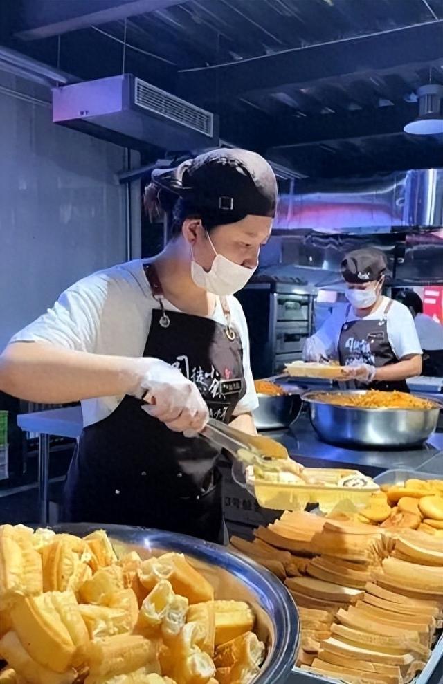 山西一景区国庆假期一日三餐全免费，有山西刀削面、月饼、咖啡等14种食物，游客：没遇到过