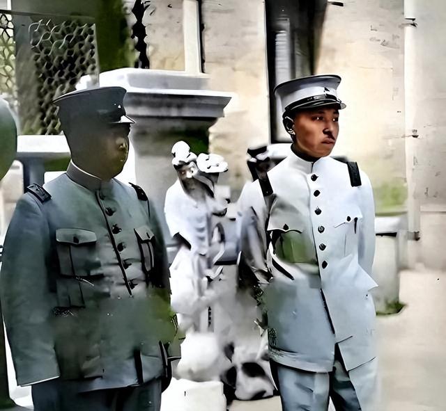1928年，杨宇霆被枪决前和张学良合影，注意看站姿，早已分道扬镳