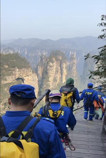 绝壁“蜘蛛侠”守护峰林秀色 武陵源蓝天救援队联合黄石寨景区悬崖保洁队悬崖清废获赞