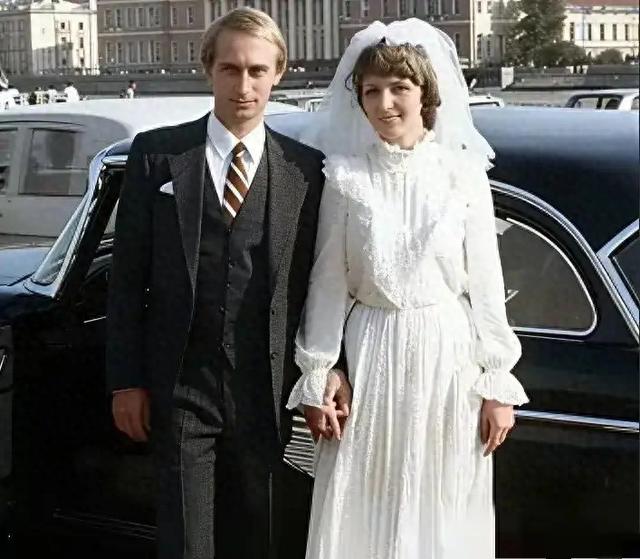 1983年,31岁的普京和当年25岁的柳德米拉的结婚照,太温馨了!