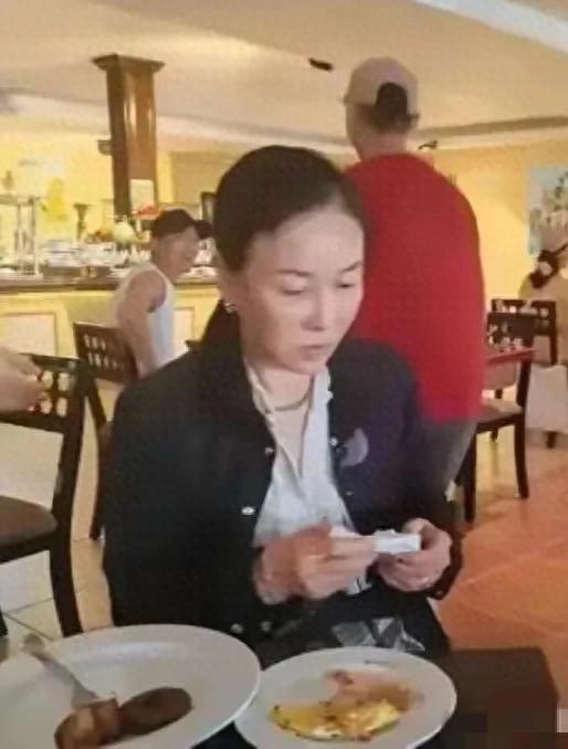 57岁那英在伦敦就餐被拍，全素颜出街，网友直呼这才是真实的老太