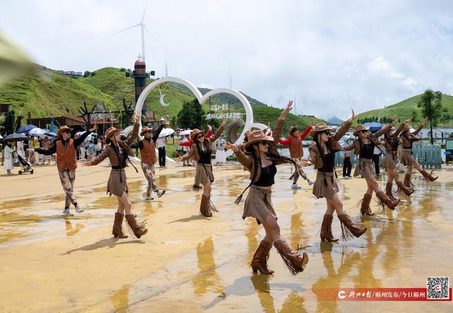 图丨仰天湖大草原暑期人气旺