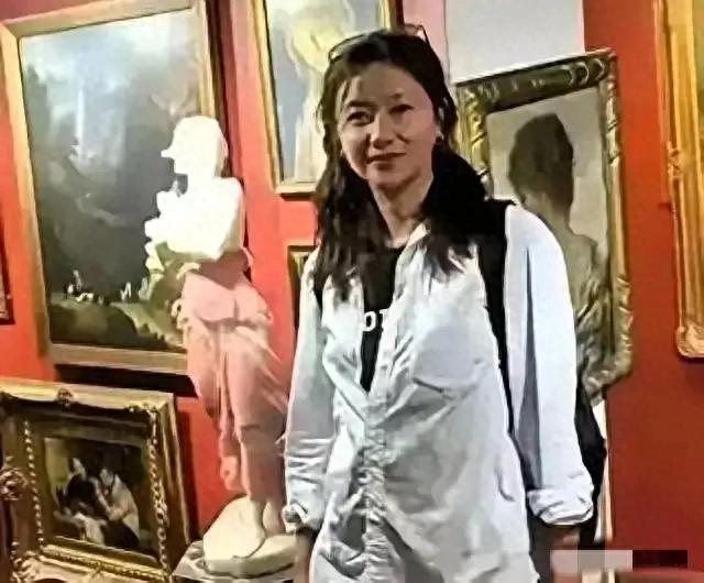 女神已经老了，素颜出镜	，老态龙钟，像一位老大妈