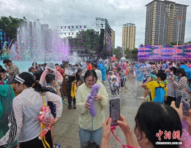 海南保亭嬉水节“七夕”开幕 各地游客现场“浇”朋友