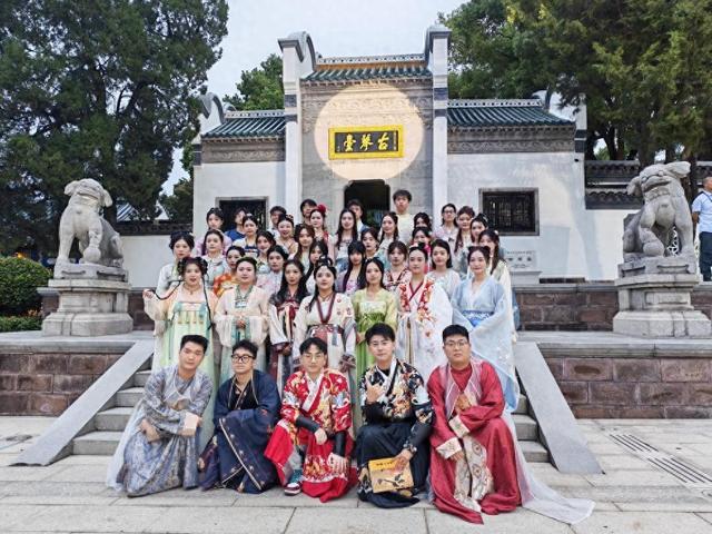 以礼迎知音，志愿暖江城，武汉文旅志愿者点靓2025知音文化周开幕式