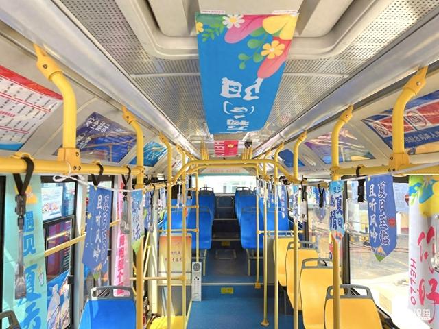 穿行在老城区的“城市文旅展厅”！青岛巴士打造“畅享一夏”主题车厢