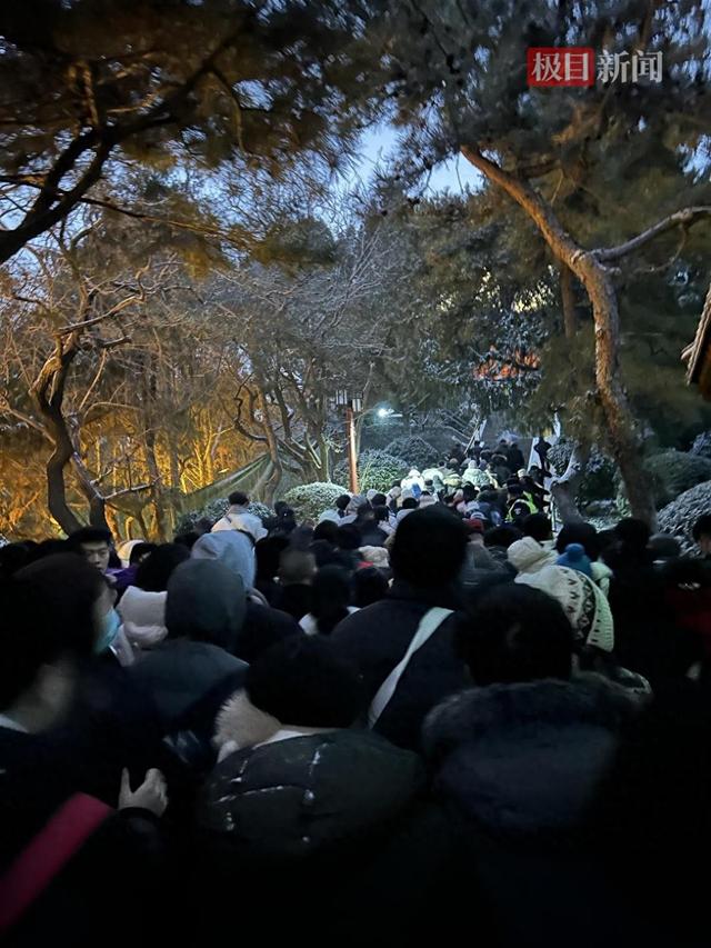 北京初雪，游客摩肩接踵爬山直奔“故宫绝佳观景位”打卡，景山公园游客超5000人