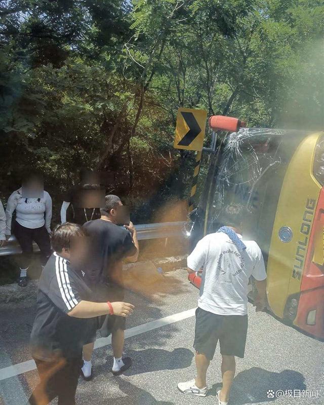 辽宁一旅游大巴在景区翻车，殡仪馆称已接到死者遗体，官方将通报伤亡情况