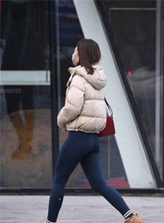 冬季穿着有瑜伽裤，也是对自己身材自信！还是要注意保暖