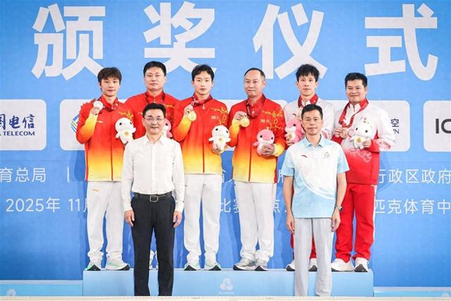 十五运跳水：王宗源男子三米板锁定鄂军开幕后首金 赛后被全红婵借金牌合影