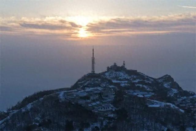马年首场春雪后，日出云海绘就水墨美景