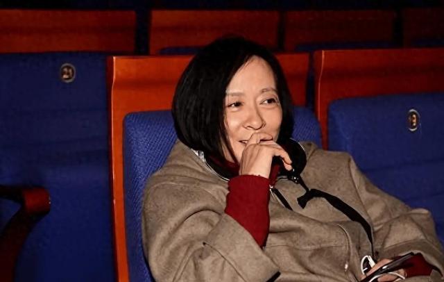 身价过亿坐拥北京一条街，陈道明得叫她姐，儿子是骄傲更是心病