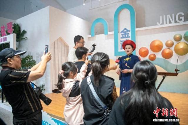 境外媒体走进广西防城港 抚弦赶海探文旅新貌