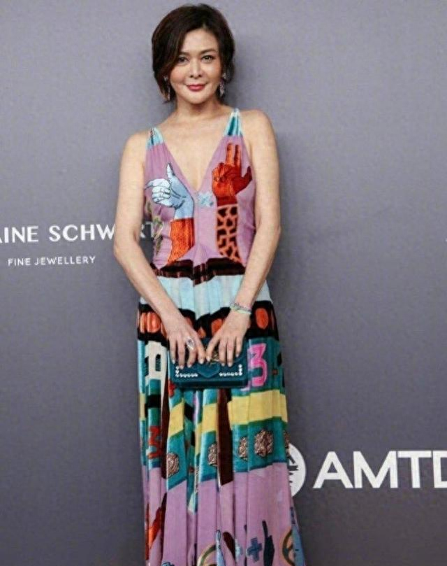 63岁关之琳新剪了短发年轻30岁，穿深V领连衣裙，美得像换了个人