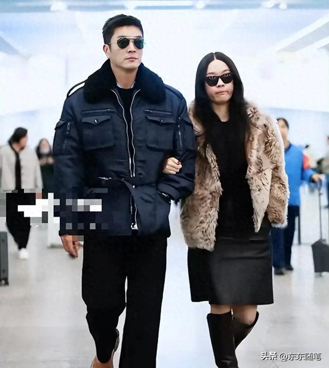 45岁霍思燕跟杜江同框回京,皮草配靴子穿搭老土,五官男相认不出