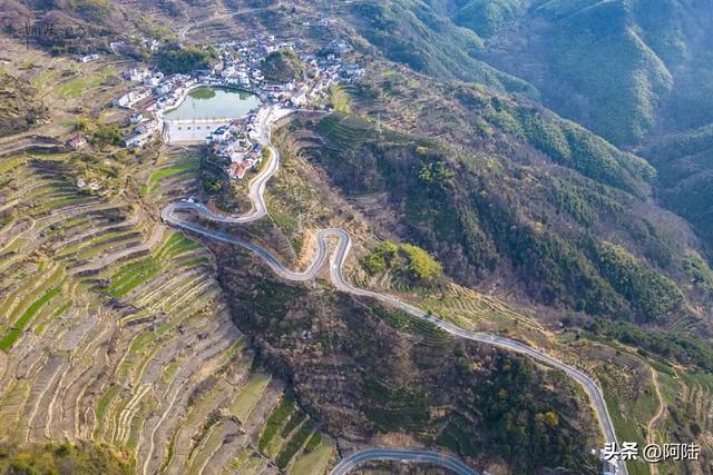 隐藏在覆卮山深处的泉岗村，距今有800多年历史，文化底蕴深厚
